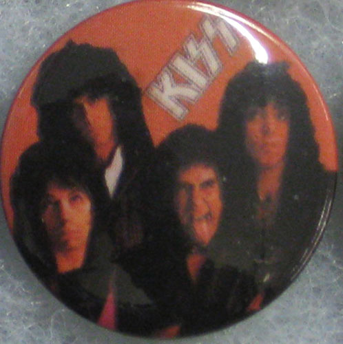 Kiss Button Pin