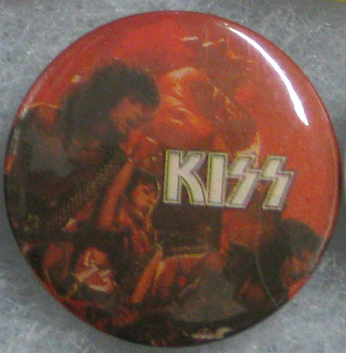 Kiss Button Pin